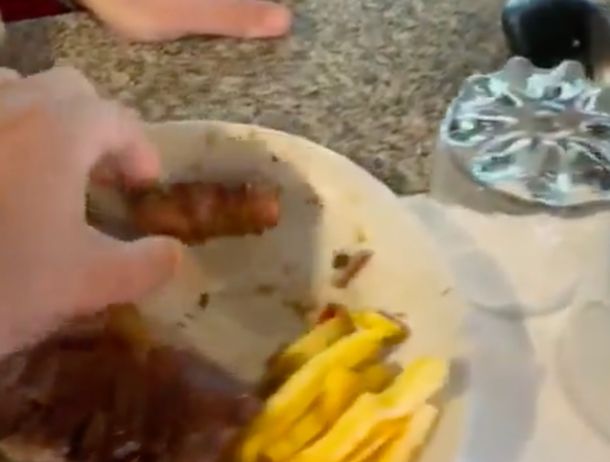 Los chinchulines no estaban limpios y la parrilla se volvió viral: Hay mierda de vaca en la comida