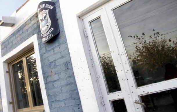 Baleó el frente de una comisaría en San Juan y todavía no lo agarraron