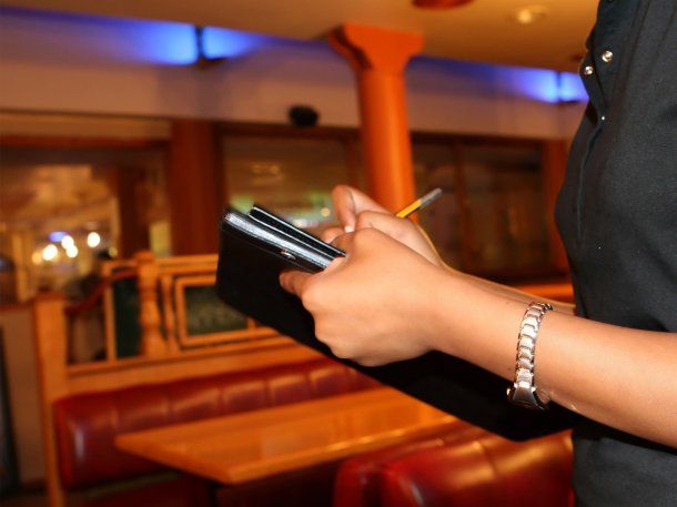 Viral: las polémicas normas de un restaurante para sus mozos