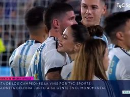 Tini se animó y bajó a dar la vuelta olímpica con De Paul