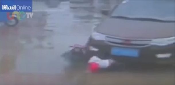 Un padre atropelló a sus propios hijos en China