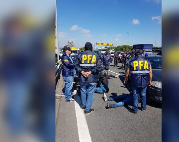 Un hombre se tiró de la autopista porque lo perseguía la policía y murió