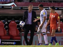 Gabriel Mercado, recibiendo una indicación de Edgardo Bauza Gabriel Mercado, recibiendo una indicación de Edgardo Bauza