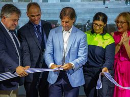 El presidente cortando la cinta inaugural. El presidente cortando la cinta inaugural.