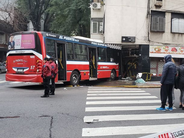 Al menos 13 personas resultaron heridas tras el choque entre un colectivo y un auto en Palermo