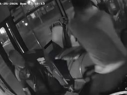 A las piñas con un pasajero: el chofer soltó el volante y el colectivo avanzó sin control por el Metrobús