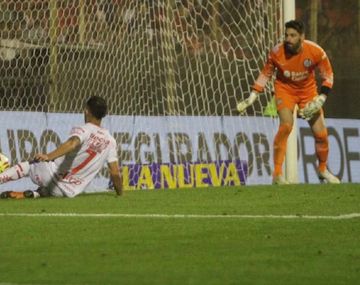 Franco Fragapane marca el empate ante la mirada de Nicolás Navarro