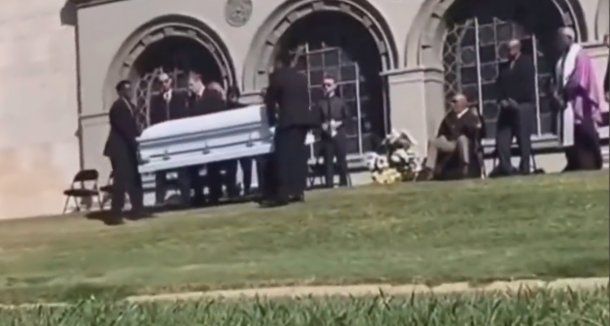 El viral del ataúd: si se ríen se van todos al infierno