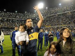 lider absoluto: el gesto de tevez en la previa del superclasico lider absoluto: el gesto de tevez en la previa del superclasico