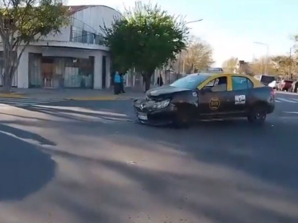 Fuerte choque entre un colectivo y un taxi en Mataderos dejó tres heridos