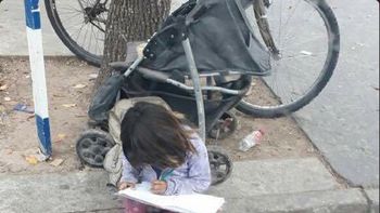 La nena haciendo los deberes mientras pide limosna La nena haciendo los deberes mientras pide limosna