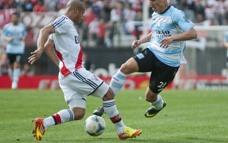 Centurión con la camiseta de Racing encara a Carlos Sánchez de River durante un partido del Torneo Inicial 2012