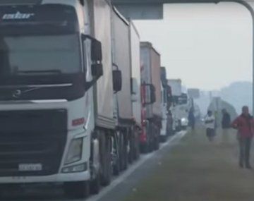 Bloqueo total de transportistas en la autopista Buenos Aires-Rosario