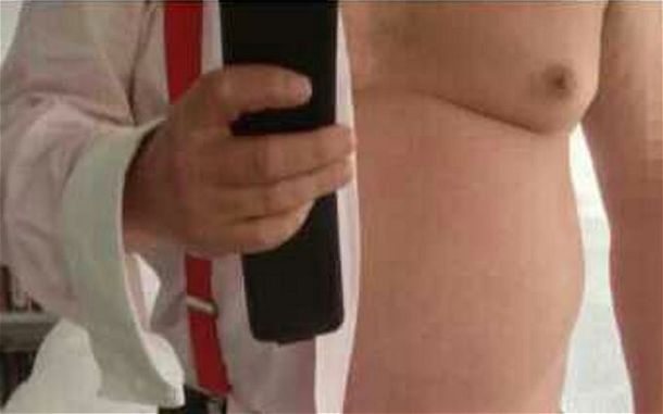 Un político británico se sacó fotos desnudo y se filtraron en Facebook