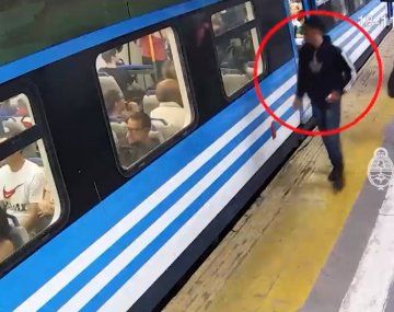 Video: robó un celular en el tren y fue detenido antes de escapar