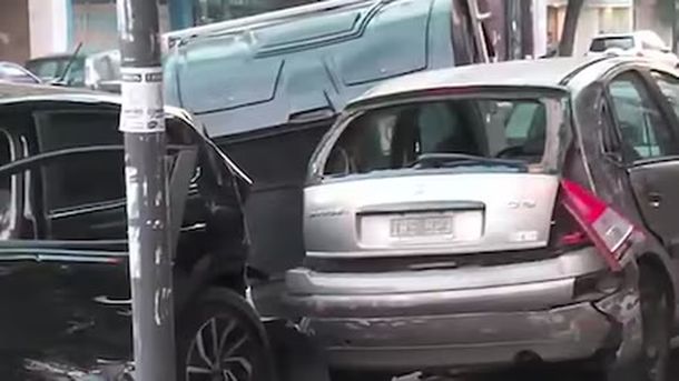 El conductor del Fiat Cronos resultó herido y debió ser trasladado al Hospital Durand. El conductor del Fiat Cronos resultó herido y debió ser trasladado al Hospital Durand.
