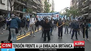Protesta de Quebracho en la Embajada de Gran Bretaña en protesta por los ejercicios militares en Malvinas Protesta de Quebracho en la Embajada de Gran Bretaña en protesta por los ejercicios militares en Malvinas