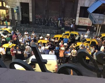 Taxistas presentaron amparo contra Uber: Van en contra de la ley