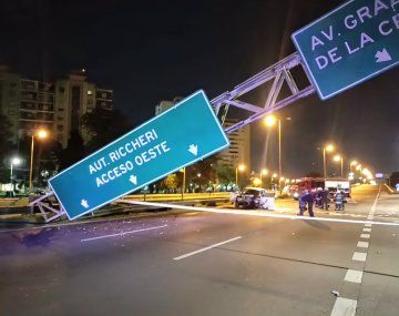 Accidente en la General Paz: una camioneta chocó un cartel y causó demoras