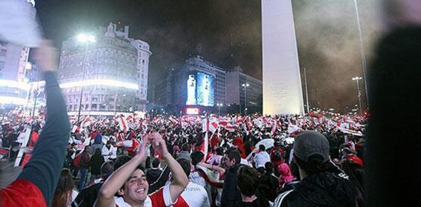 Miles de fanáticos de River celebraron el triunfo en el Superclásico en el Obelisco