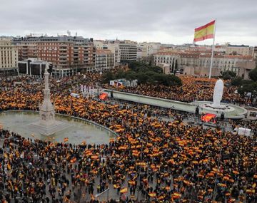 La derecha y los ultras de Vox se movilizan en España para pedir la destitución de Sánchez