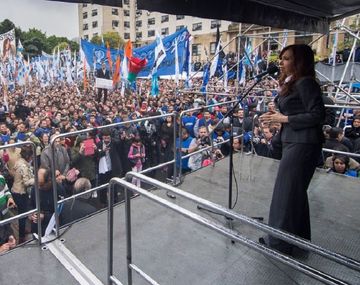 Cristina Kirchner con los tribunales de Comodoro Py en el fondo