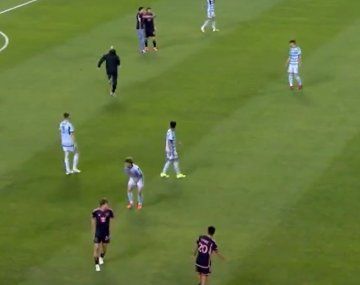 La veloz intervención del guardaespaldas de Messi ante invasión de un hincha