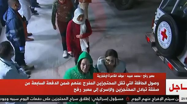 Shani Goren (de capucha verde) fue liberada por Hamas.