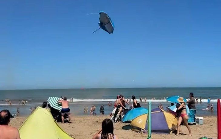 Una tolvanera sacudió las playas de Valeria del Mar: se volaron las sombrillas y hubo pánico
