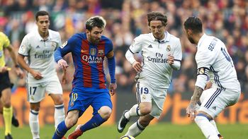 Messi, entre tres rivales Messi, entre tres rivales
