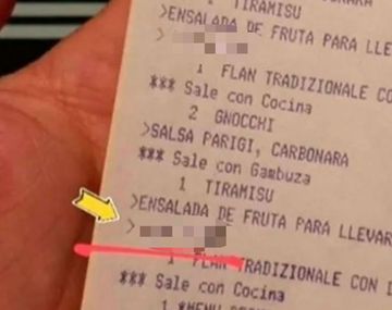 Ensalada de fruta para llevar para los putos, dice el ticket que le entregaron a una pareja gay de Córdoba que intentaba pasar un momento agradable y fueron agredidos en un nuevo caso de homofobia