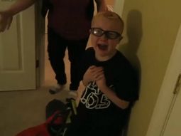 El chico se largó a llorar porque sus padres le gritaban El chico se largó a llorar porque sus padres le gritaban