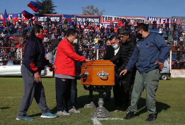Rosario: en plena cuarentena hicieron el velorio del Trinche Carlovich en el&nbsp;estadio Gabino Sosa