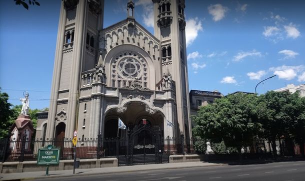 VIDEO: Así quemaron el altar de una iglesia en Caballito