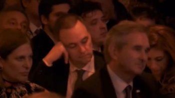 ¿Manuel Adorni se quedó dormido mientras exponía Javier Milei?