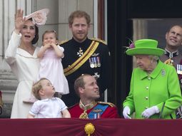 escrachan a la reina de inglaterra cuando reta a su nieto william en un acto publico escrachan a la reina de inglaterra cuando reta a su nieto william en un acto publico