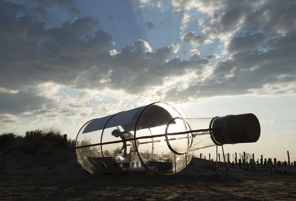 Aventura extrema: un artista francés va a navegar dentro de una botella gigante