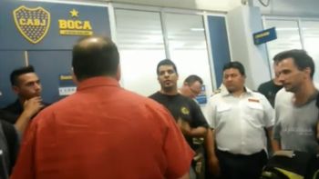 mira el video del escandalo en boca: los hinchas reclaman entradas mira el video del escandalo en boca: los hinchas reclaman entradas