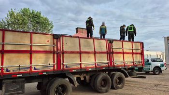 encontraron 1.100 litros de extasis en el tanque de un camion abandonado en cordoba encontraron 1.100 litros de extasis en el tanque de un camion abandonado en cordoba