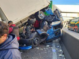 Choque entre dos camiones en el Paseo del Bajo: un conductor quedó atrapado