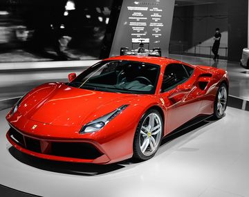 Una Ferrari 2018 paga de patente anual lo que cuesta un auto 0 kilómetro económico