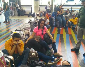 Los pasajeros contaban con la empresa Conviasa pero quedaron varados