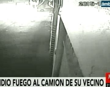VIDEO: Así fue como un vecino incendió el camión de otro en Olivos