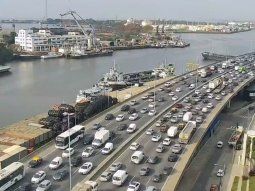 Caos en la Autopista Buenos Aires-La Plata por un camión