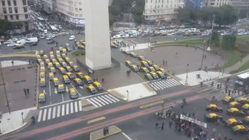 nuevo corte de taxistas: forman una u, de uber, alrededor del obelisco nuevo corte de taxistas: forman una u, de uber, alrededor del obelisco