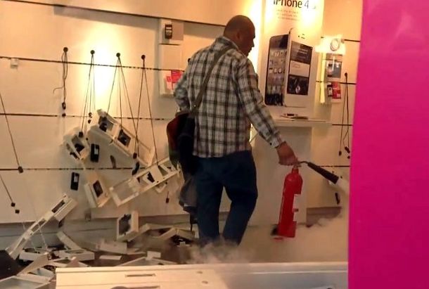 Un cliente furioso explotó y destrozó todo un local