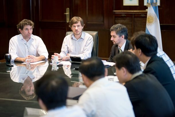 Súper chinos se reunieron con Costa y presentaron un listado de 30 productos