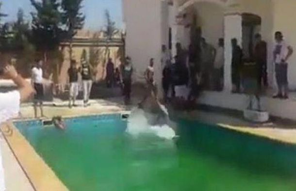 Video: grupo islamita tomó la embajada de EE.UU. y celebró en la pileta