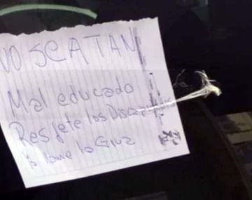 Estacionó sobre una rampa para discapacitados y lo escracharon por maleducado