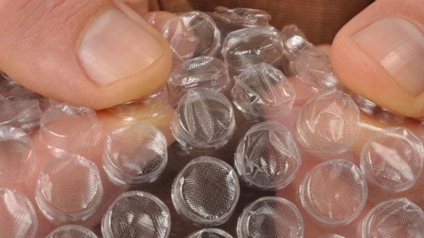 No se podrán explotar más las burbujas de plástico de los embalajes: ¿por qué?